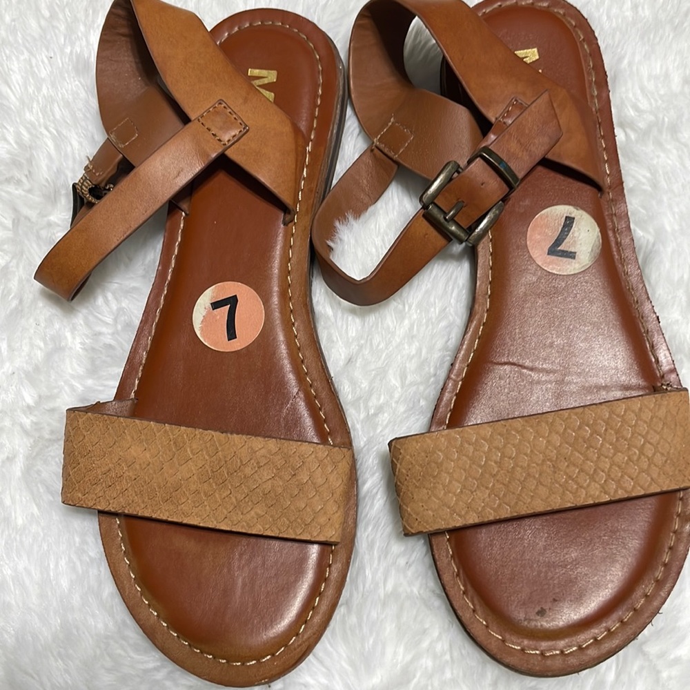 Flat sandals size 7